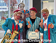 Circus Krone 2024: 9000 Zirkus-Freikarten wurden mit den Clowns des Toni-Alexis-Trio an Sozialreferentin Dorothee Schiwy übergeben (©Foto:Martin Schmitz)